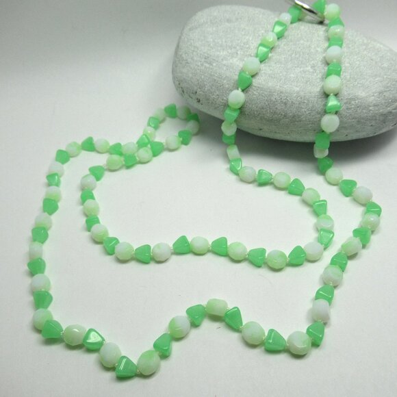 Uranium glass bead necklace - Picture 4 of 11